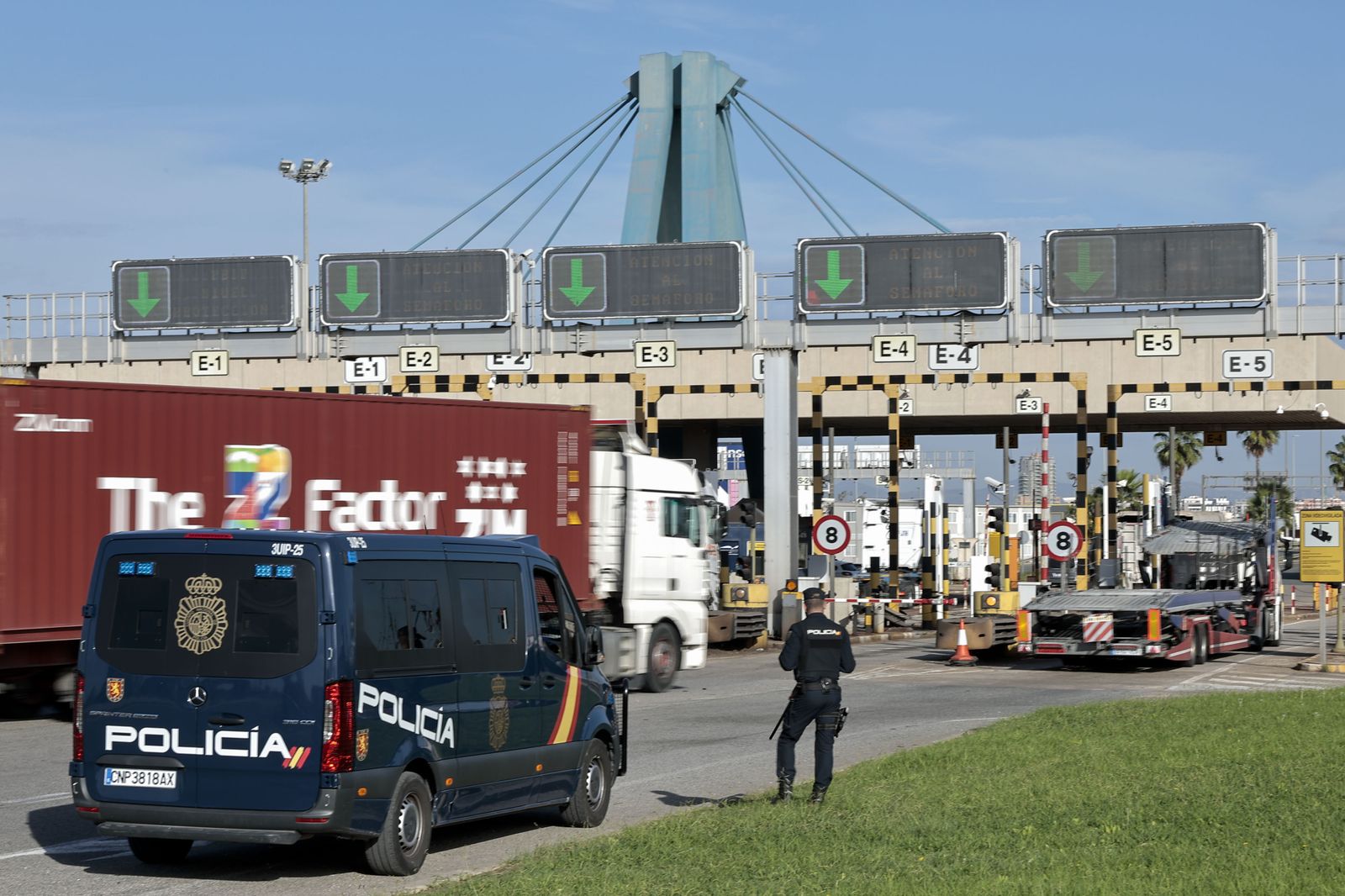Un agente de la Policía Nacional vigila el acceso al puerto de València con motivo del paro indefinido convocado por la Plataforma Nacional en Defensa del Sector del Transporte.