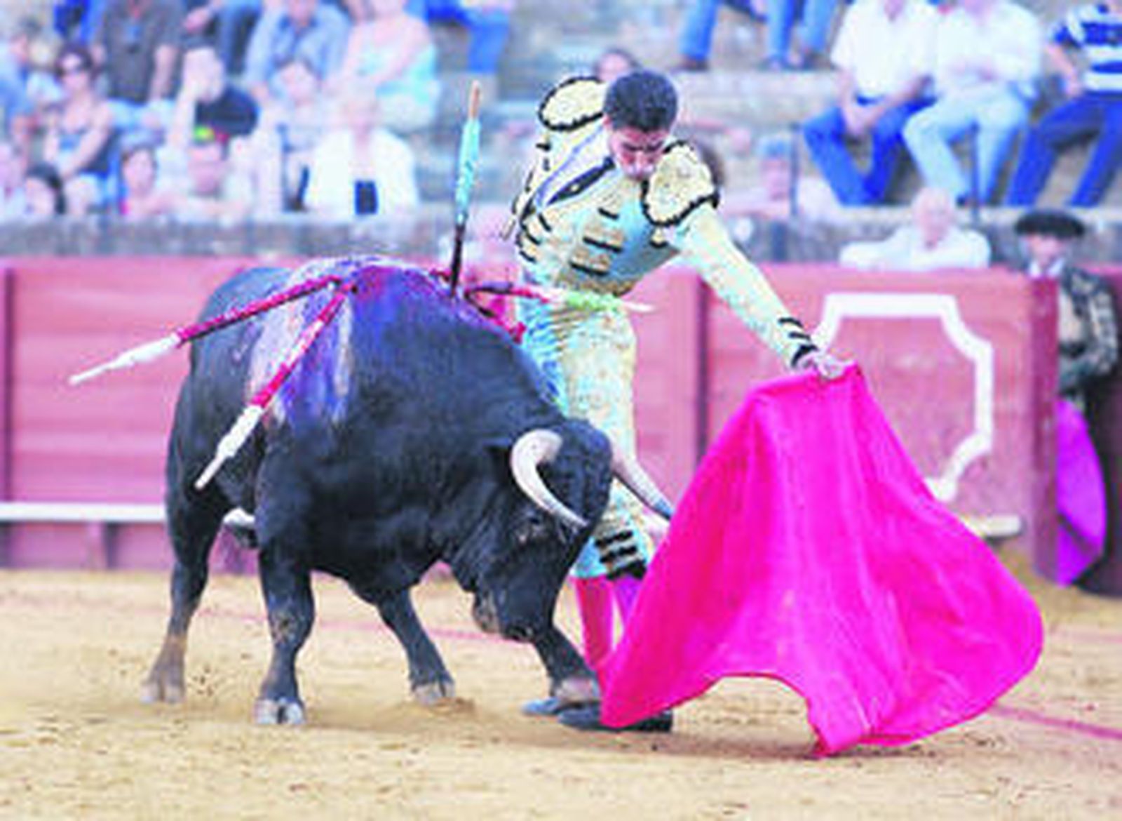 Momento en el que las asistencia trasladan a Thomas Joubert a la enfermería.