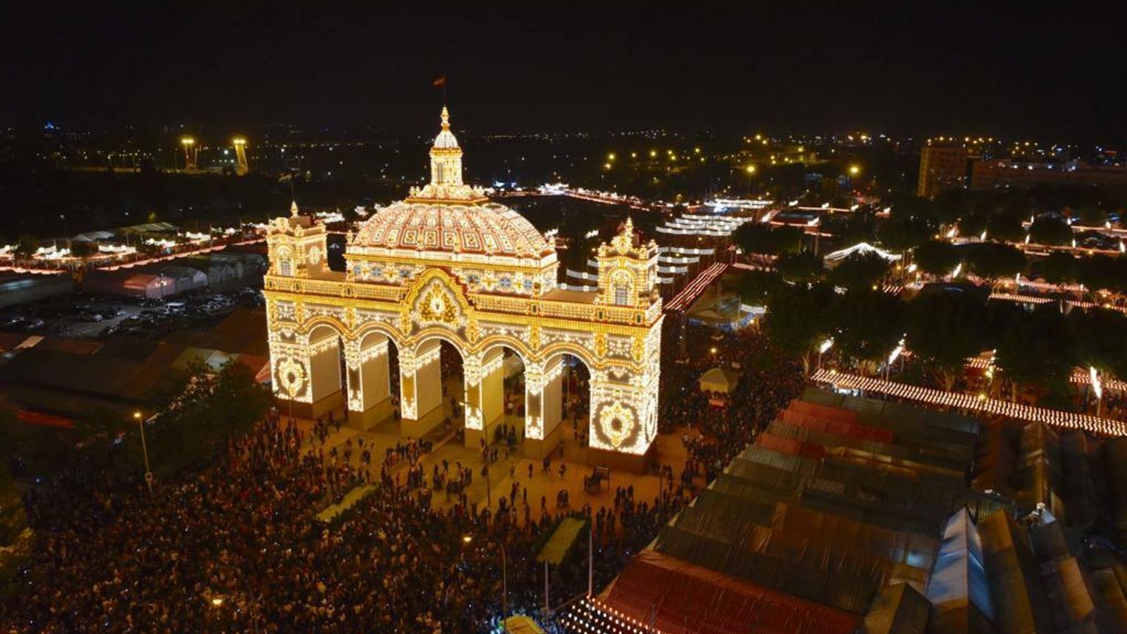 La portada de la Feria de Abril tras el alumbrado.