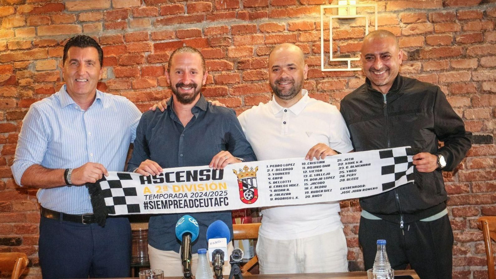 Polaco (segundo por la izquierda), escoltado por Edu Villegas y Luhay Hamido.