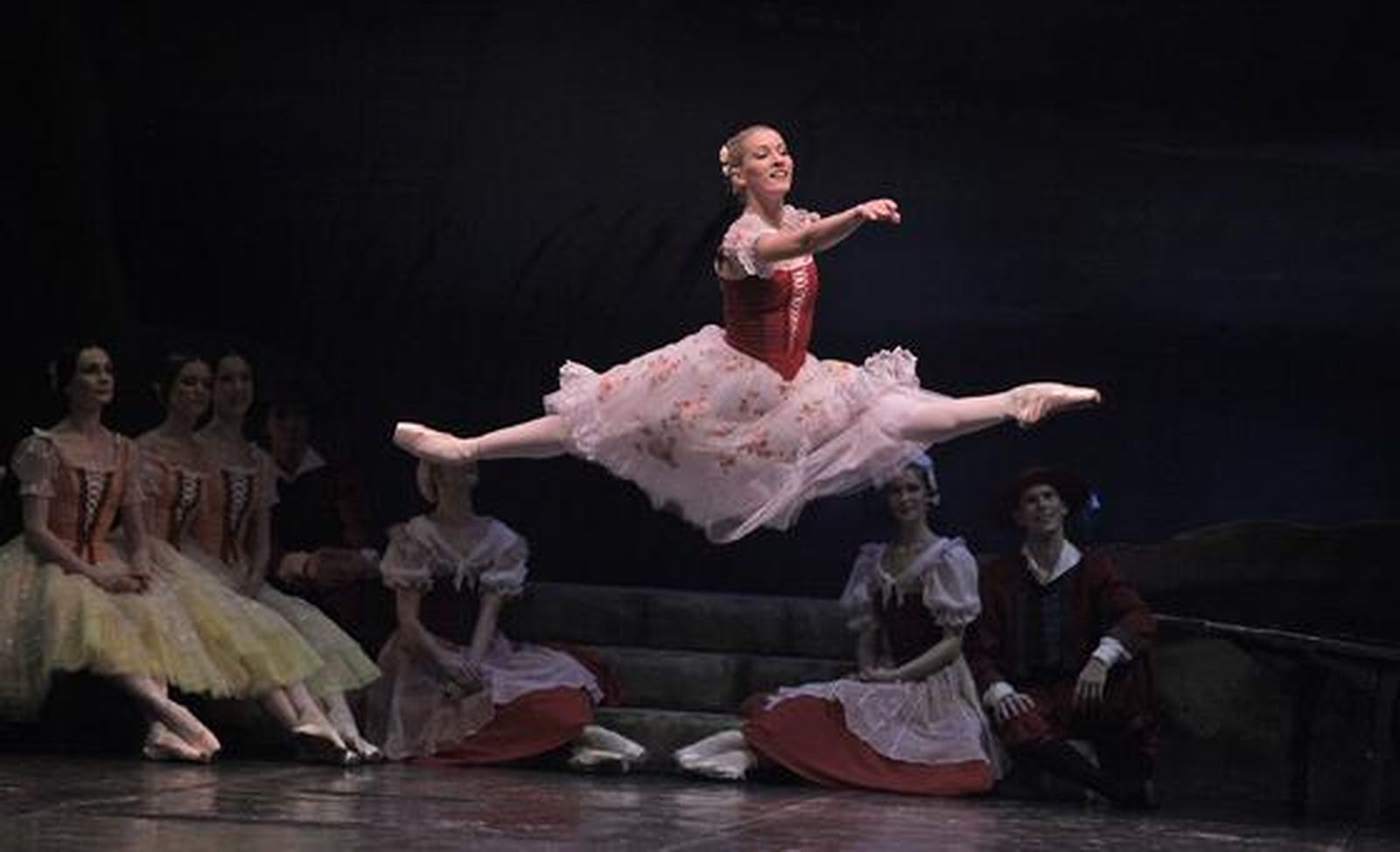 Imágenes de 'Giselle' en el Teatro de la Maestranza. / Antonio Pizarro