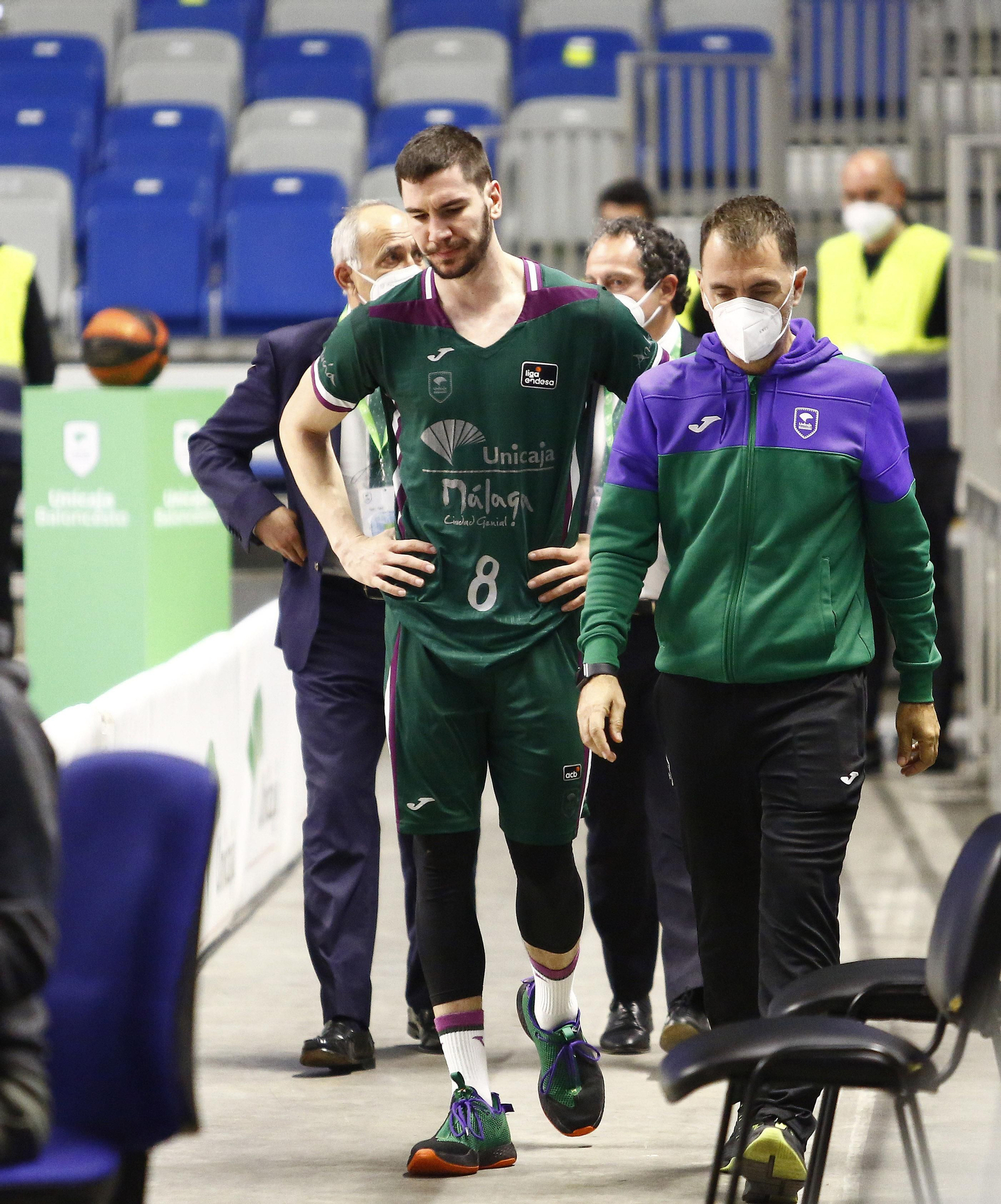 Darío Brizuela se retira a vestuarios.