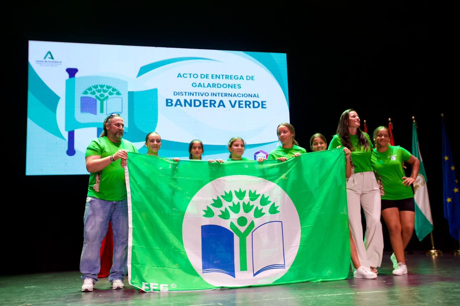 La representación del CEIP Profesor Juan Carlos Aragón tras recibir la Bandera Verde.