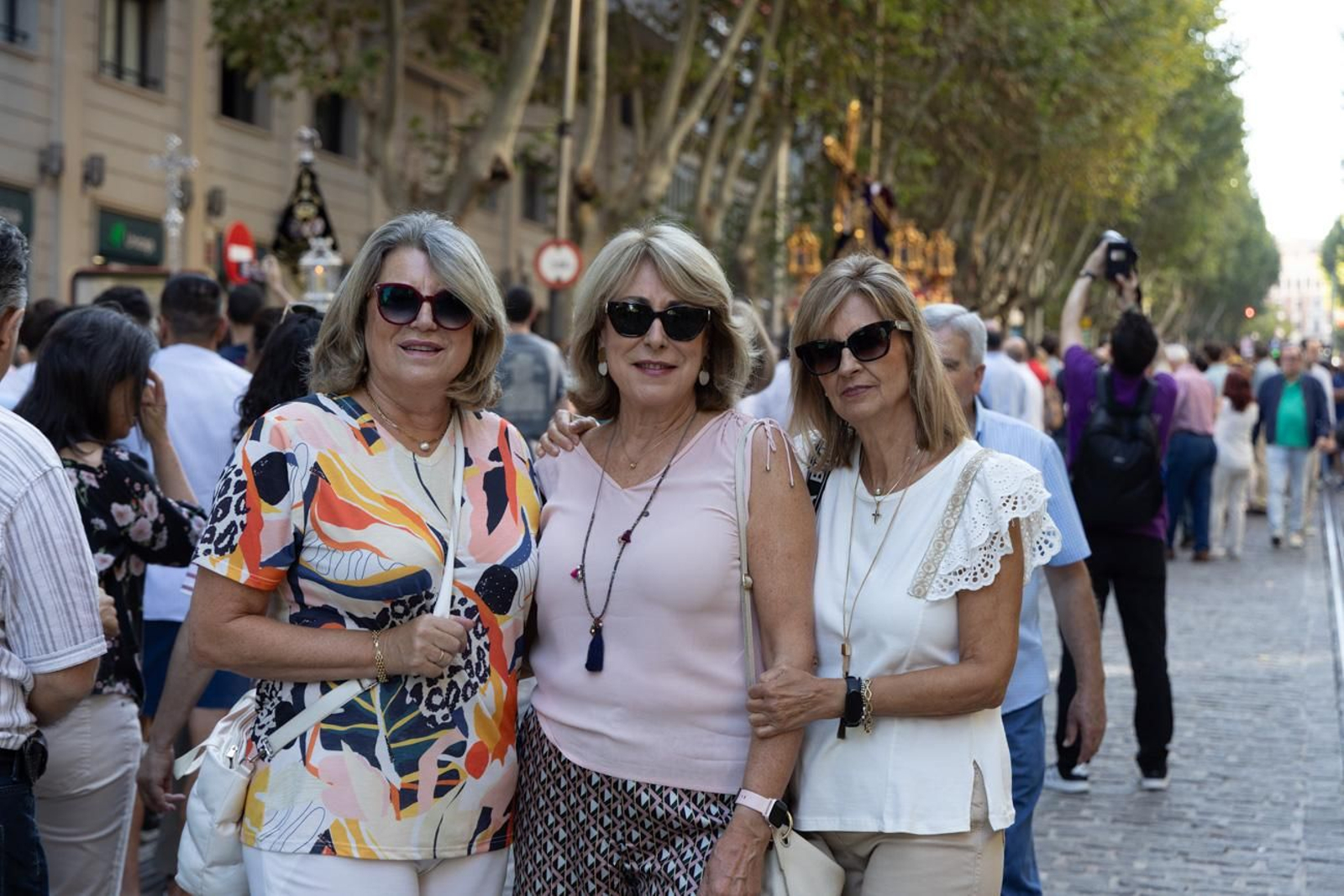 Un Jaén repleto de fieles acompañan los traslados de las veinte imágenes de la Magna (I)