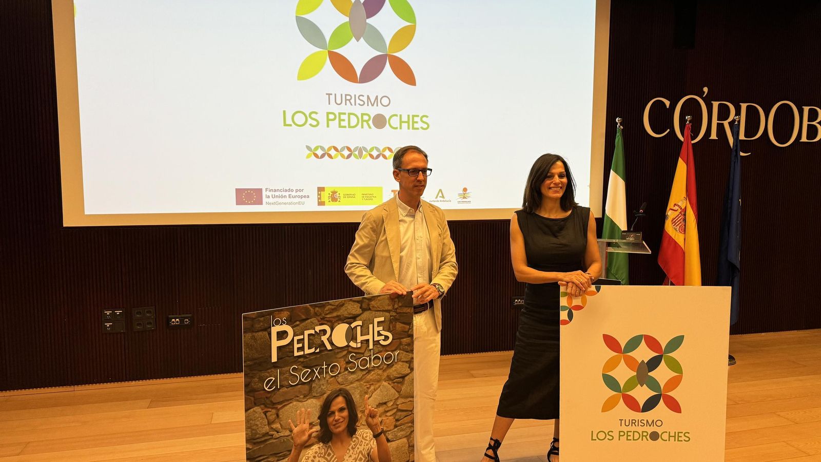 Santiago Cabello, alcalde de Pozoblanco y la modelo Eva Pedraza, durante la presentación de la campaña 'Los Pedroche, el sexto sabor'