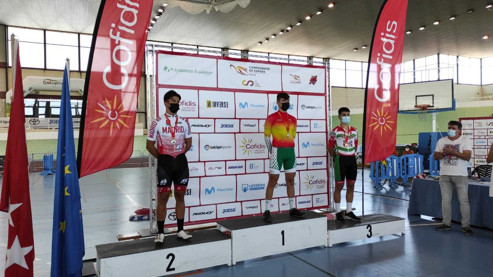 El jerezano Hugo Sánchez, en lo más alto del podio con su medalla de oro en Keirin.