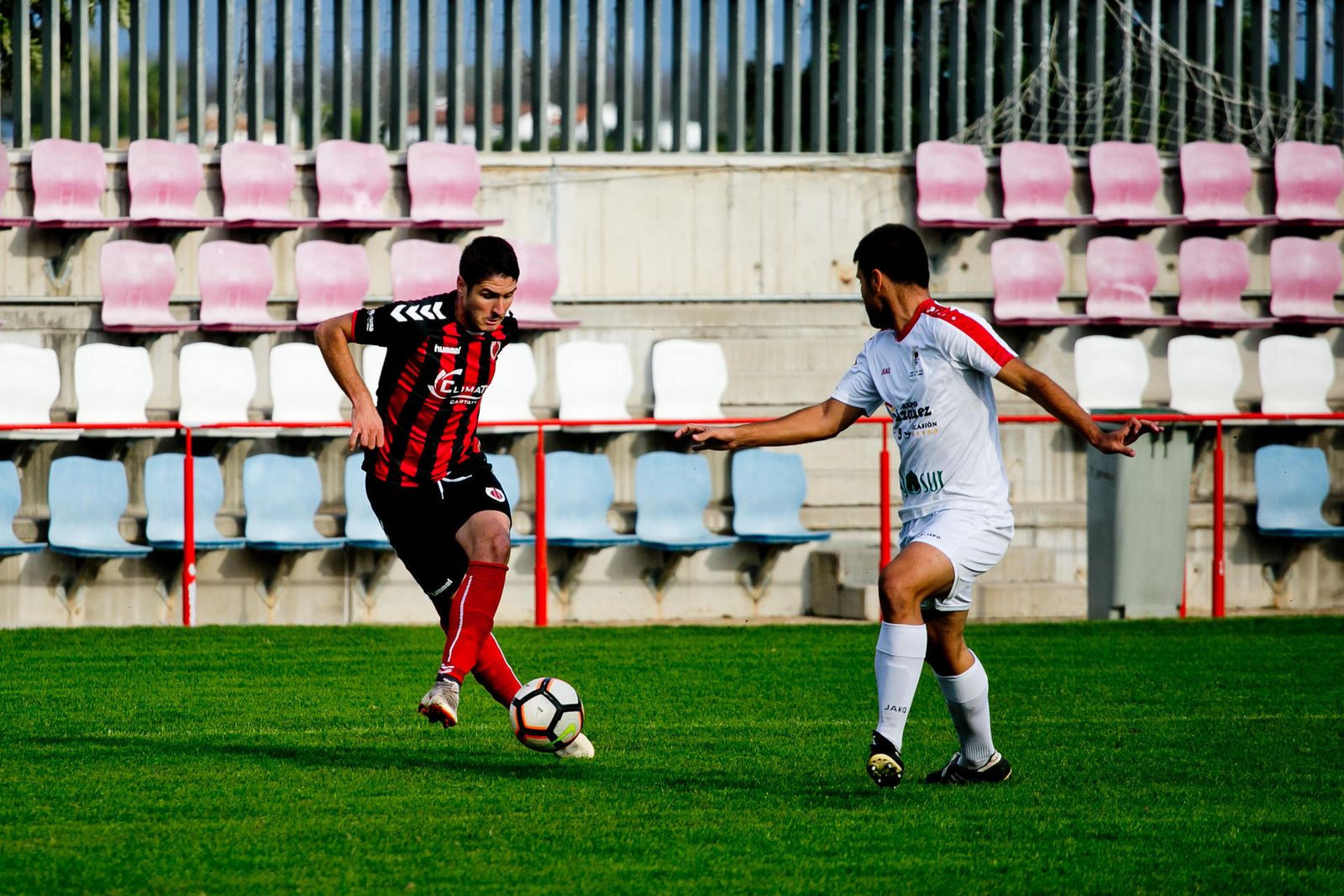 Sebas, que marcó el primer gol ayer, se marcha de un rival