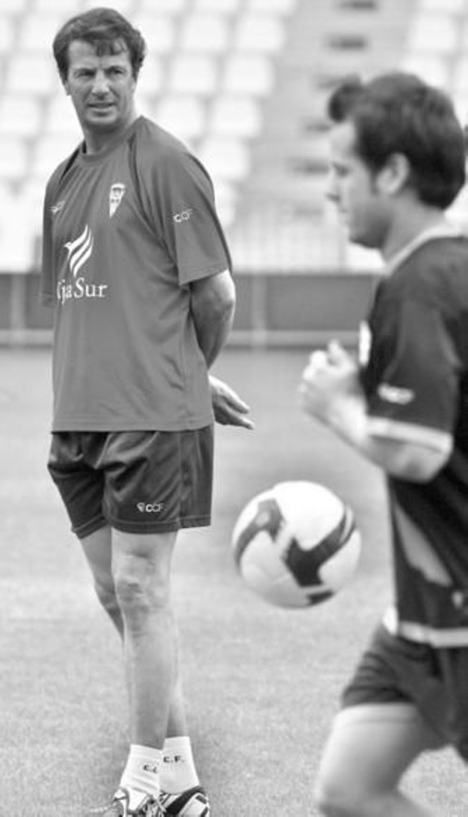 José observa a sus jugadores en la sesión de ayer, con Arteaga en primer plano.