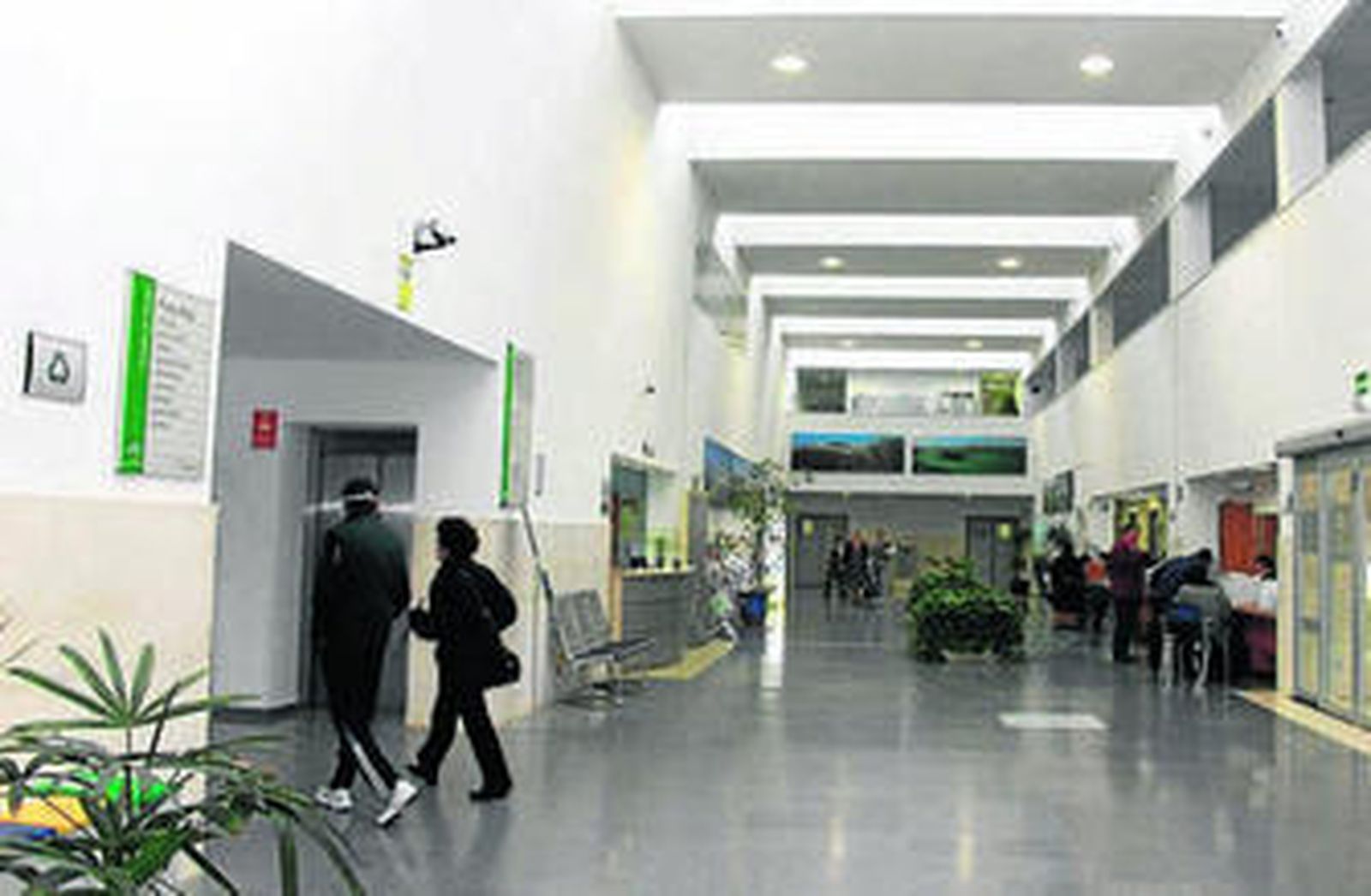 Uno de los pasillos del centro sanitario montillano.