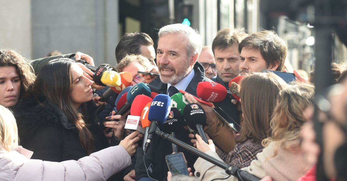 Azcón pide unas "negociaciones adultas" con Vox y descarta pedir al PSOE la abstención