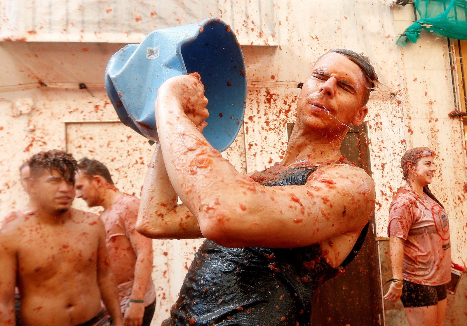 La Tomatina contra la violencia de género, en imágenes