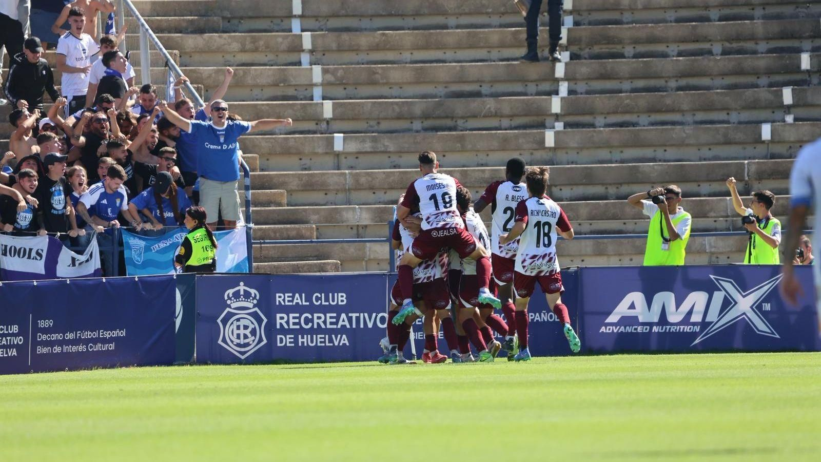 Los jugadores del Xerez CD hacen piña tras el 1-2