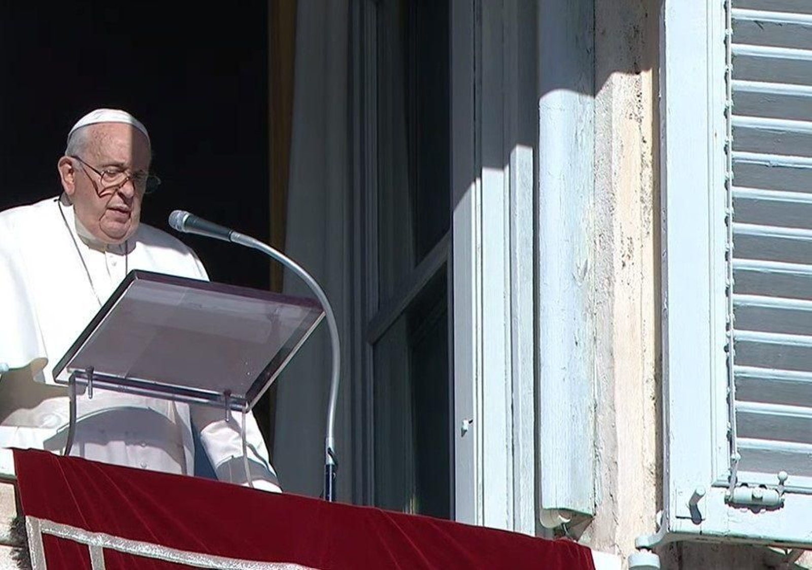 El Papa Francisco reza el Ángelus en la Plaza de San Pedro de El Vaticano. El Papa Francisco reza el Ángelus en la Plaza de San Pedro de El Vaticano.