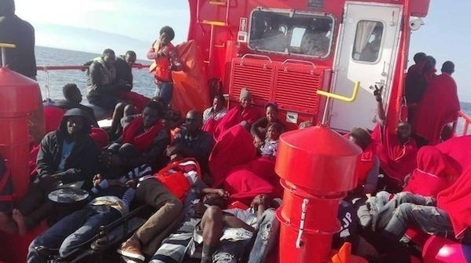 Los inmigrantes tras el rescate.