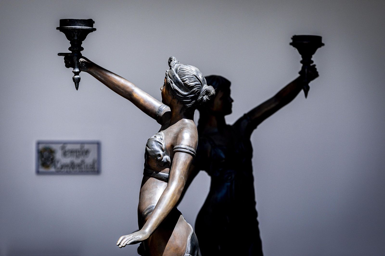 Imágenes del curioso mercadillo de antigüedades en el convento de Santo Domingo en Cádiz