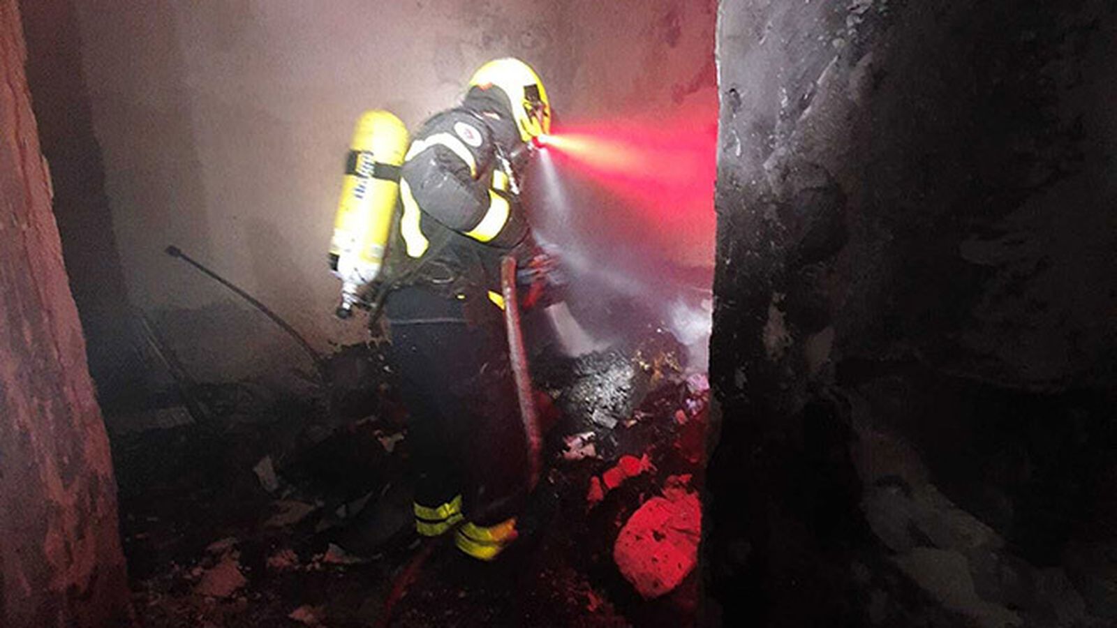Un bombero, durante la actuación en El Puerto.