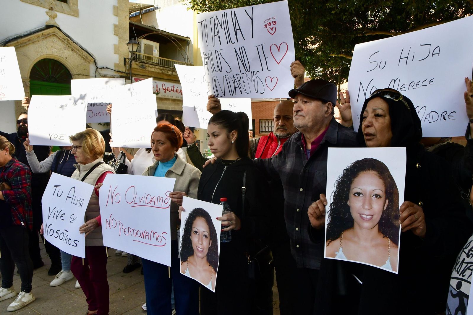 Concentración de repulsa por el asesinato de Meri, celebrada esta mañana en el capitalino barrio de Los Molinos.