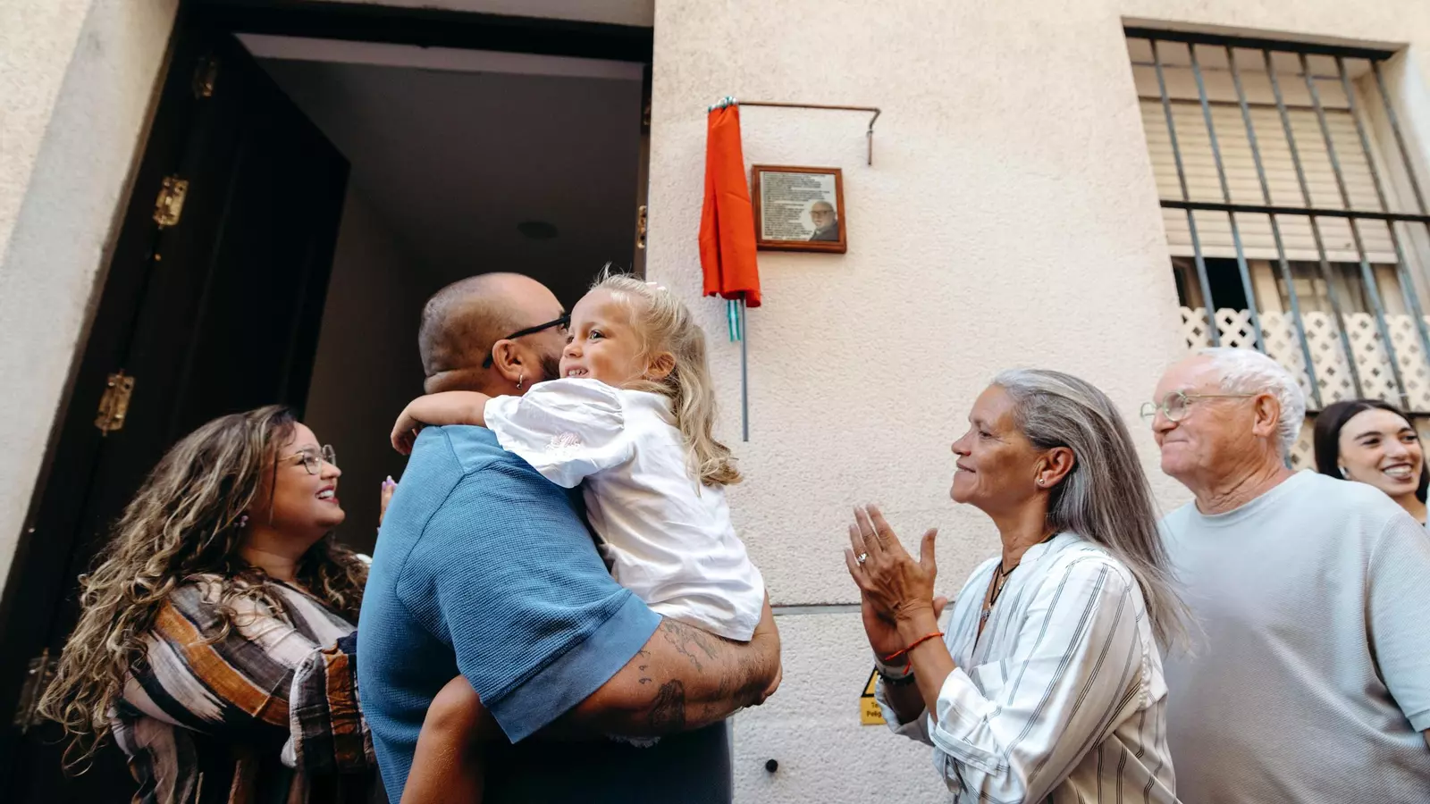 Manolo Santander ya tiene su placa en Cádiz: homenaje eterno en su calle natal en el sexto aniversario de su fallecimiento