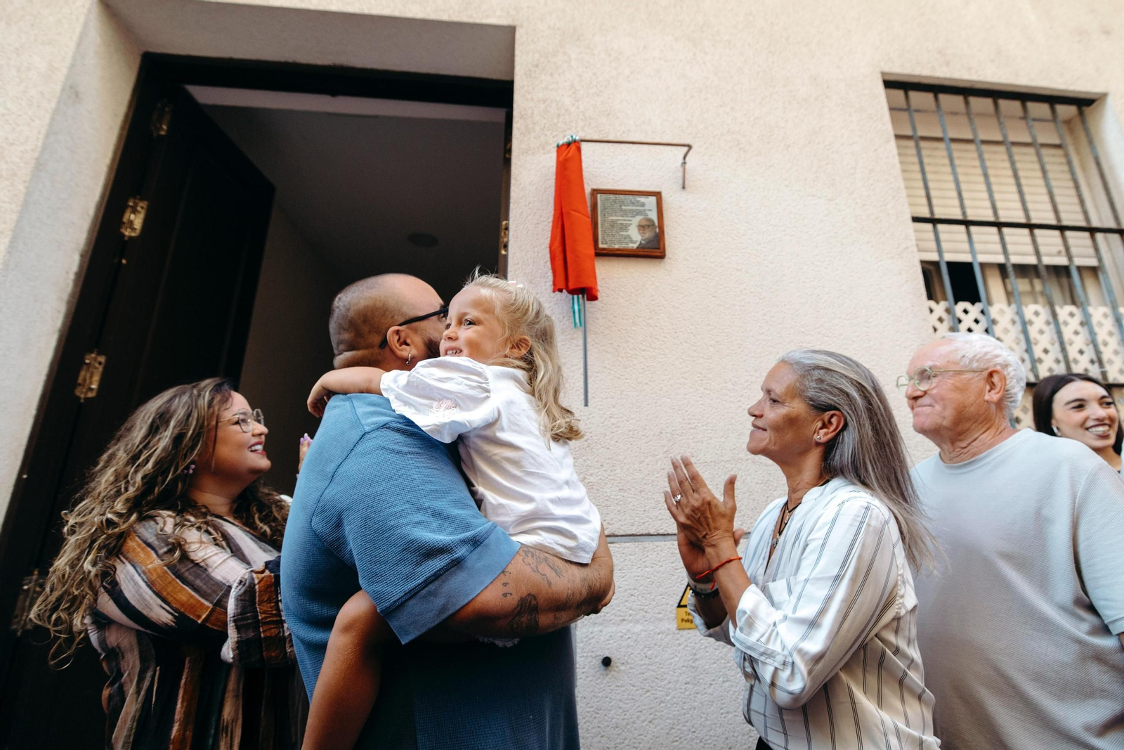 La familia de Manolo Santander descubre la placa colocada en su casa natal de la calle Hospital de Mujeres.
