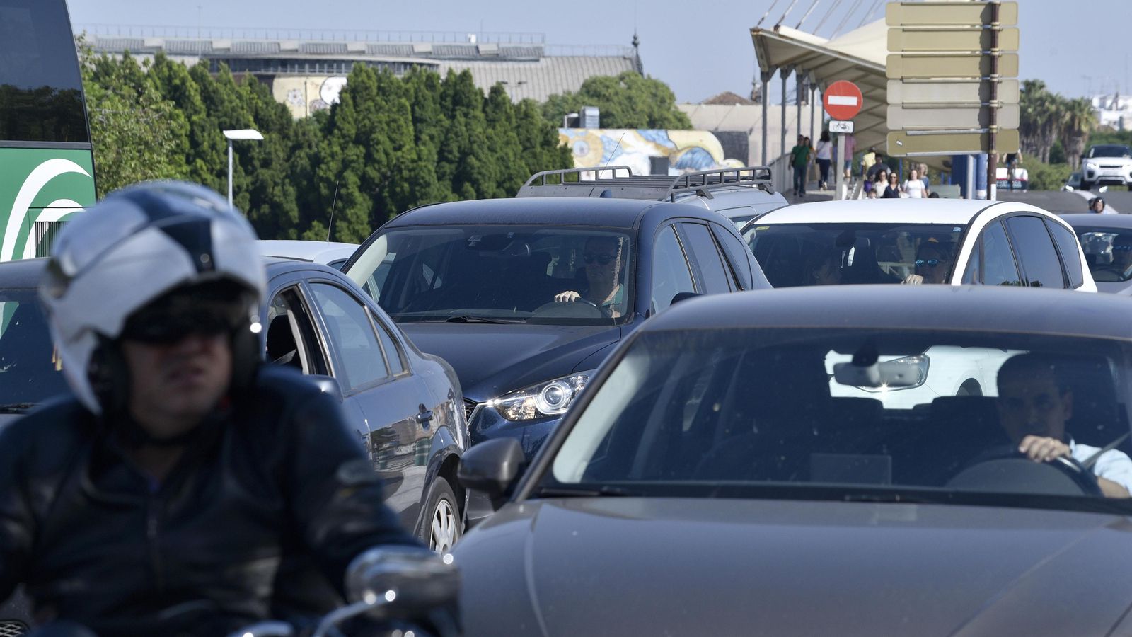 Vehículos abandonan la ciudad por el Puente del Cristo de la Expiración.