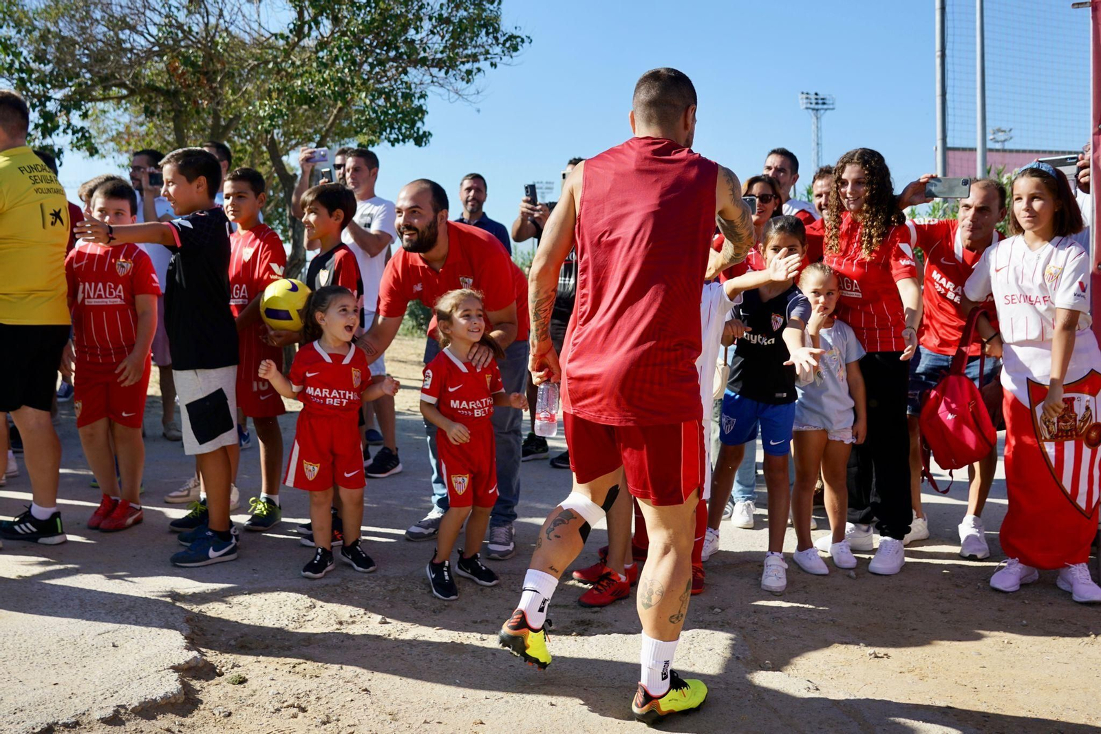 Papu Gómez se acerca a los niños en la ciudad deportiva del Sevilla.