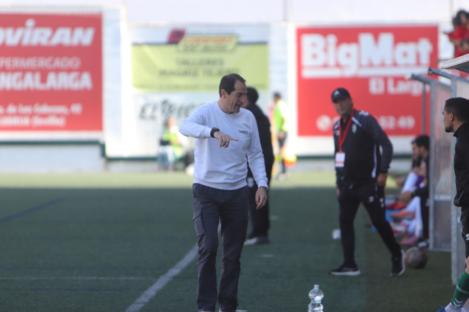 Diego Caro, en el banquillo del municipal de Lebrija.