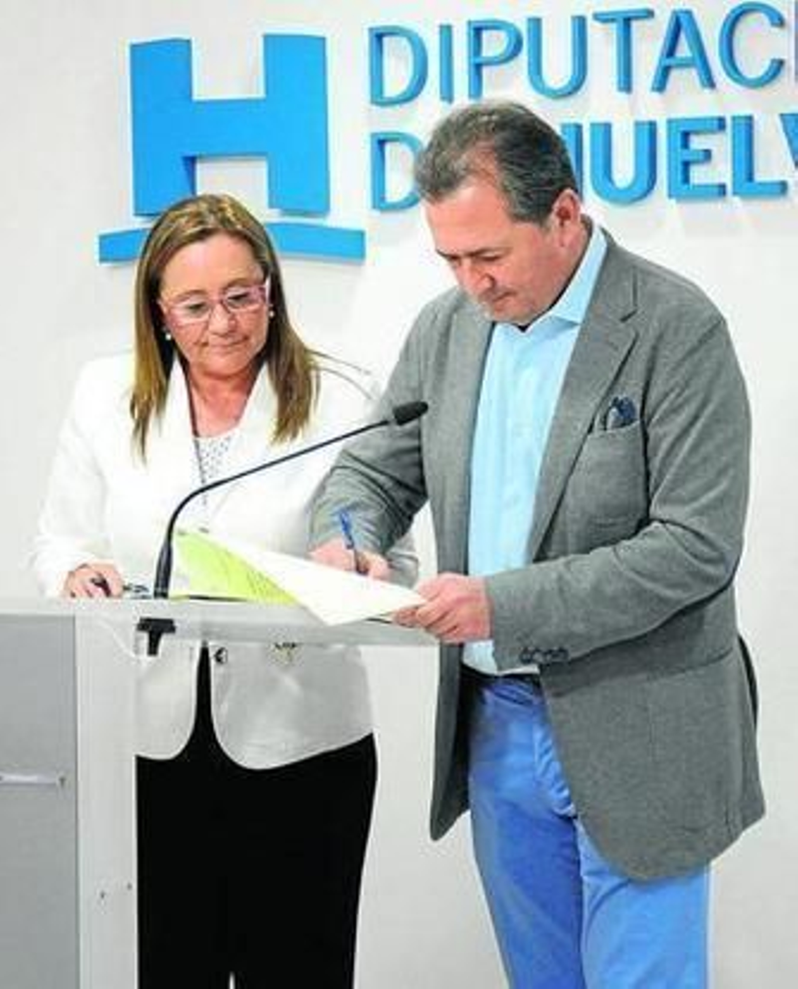 Gonzalo Rodríguez Nevado firma el convenio ante la mirada de Faneca.
