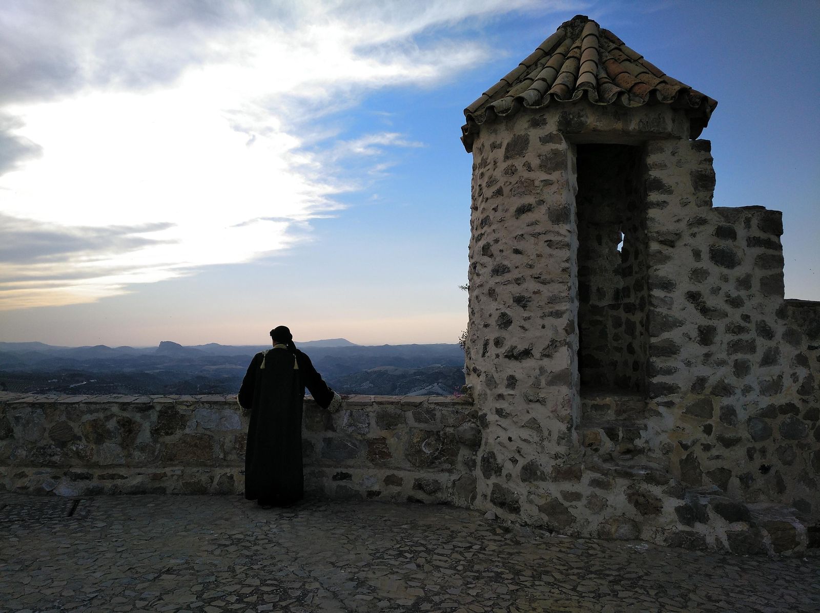 Uno de los actores teniendo como escenario el propio castillo olvereño.