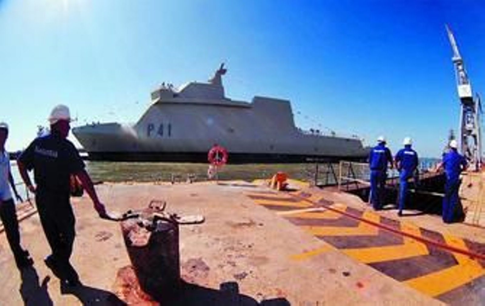 El primer BAM de la Armada botado, el buque 'Meteoro', ayer en aguas de la Bahía.