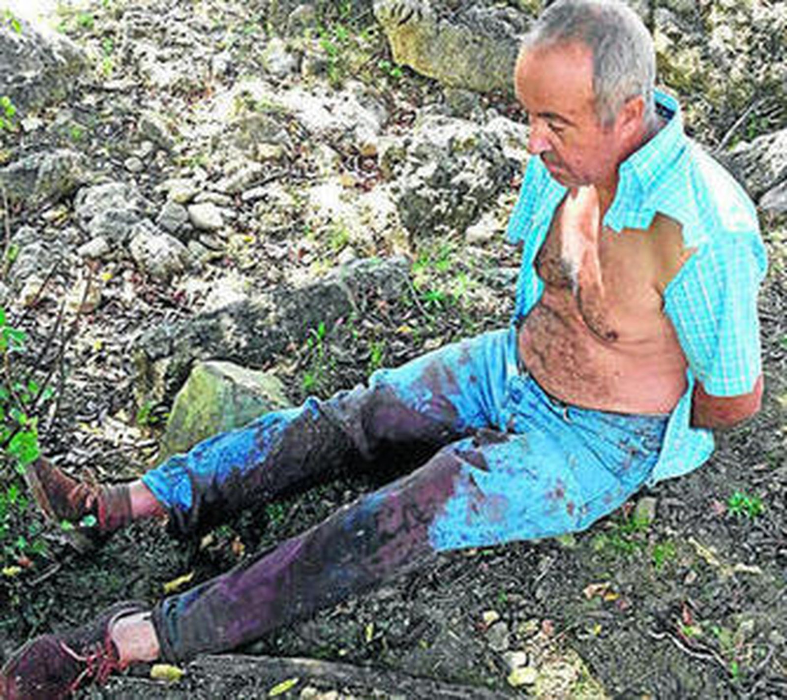 El supuesto autor de las muertes, poco después de ser detenido en el monte por la Guardia Civil.