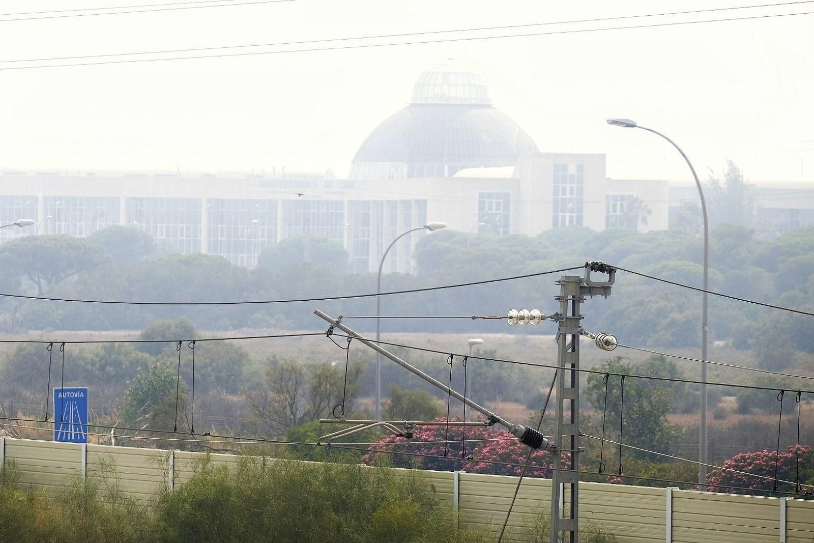 El humo cubre como una neblina la zona de Los Toruños.