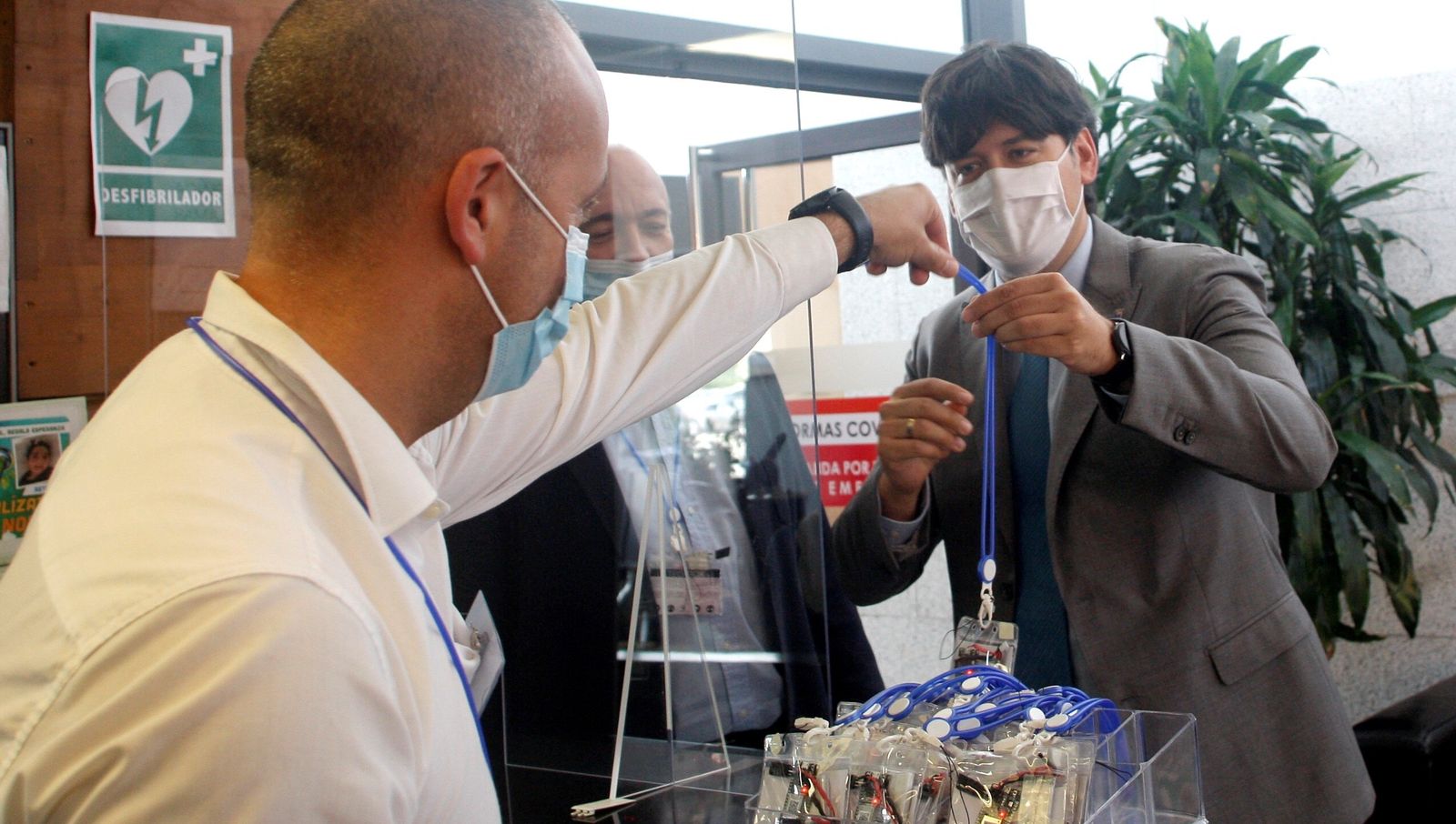 El consejero asturiano de Ciencia, Innovación y Universidad, Borja Sánchez, recoge el dispositivo