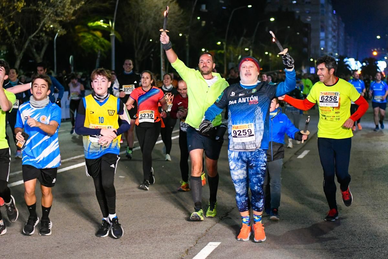 En imágenes: búscate en tu llegada a meta de la Carrera de San Antón 2025 (12)