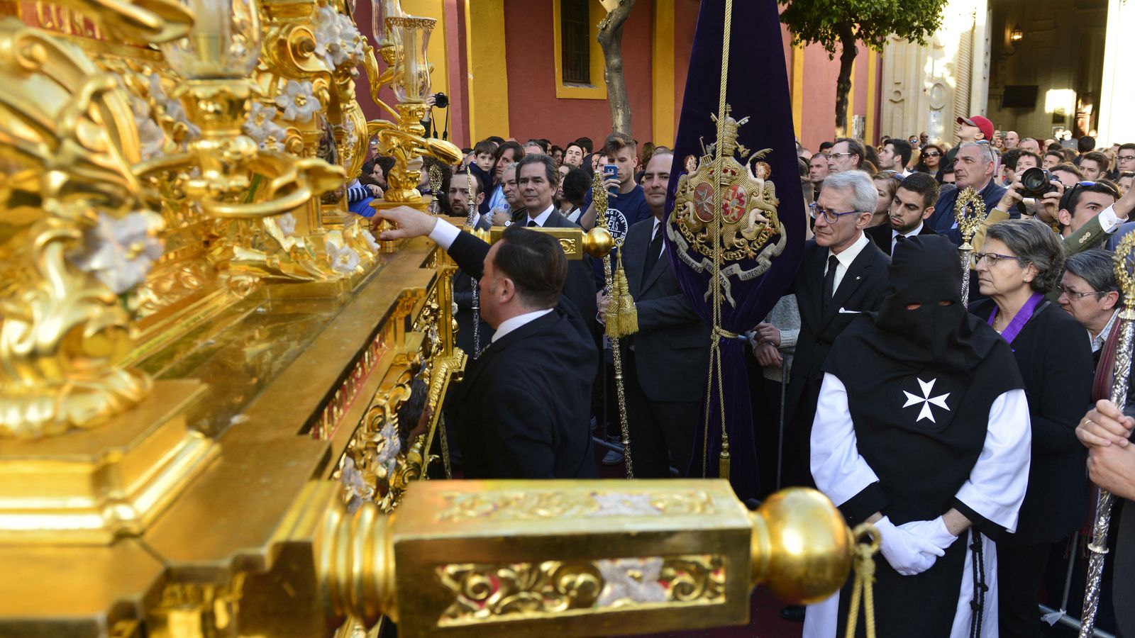 Detalles del paso de la Hermandad de La Soledad de San Lorenzo