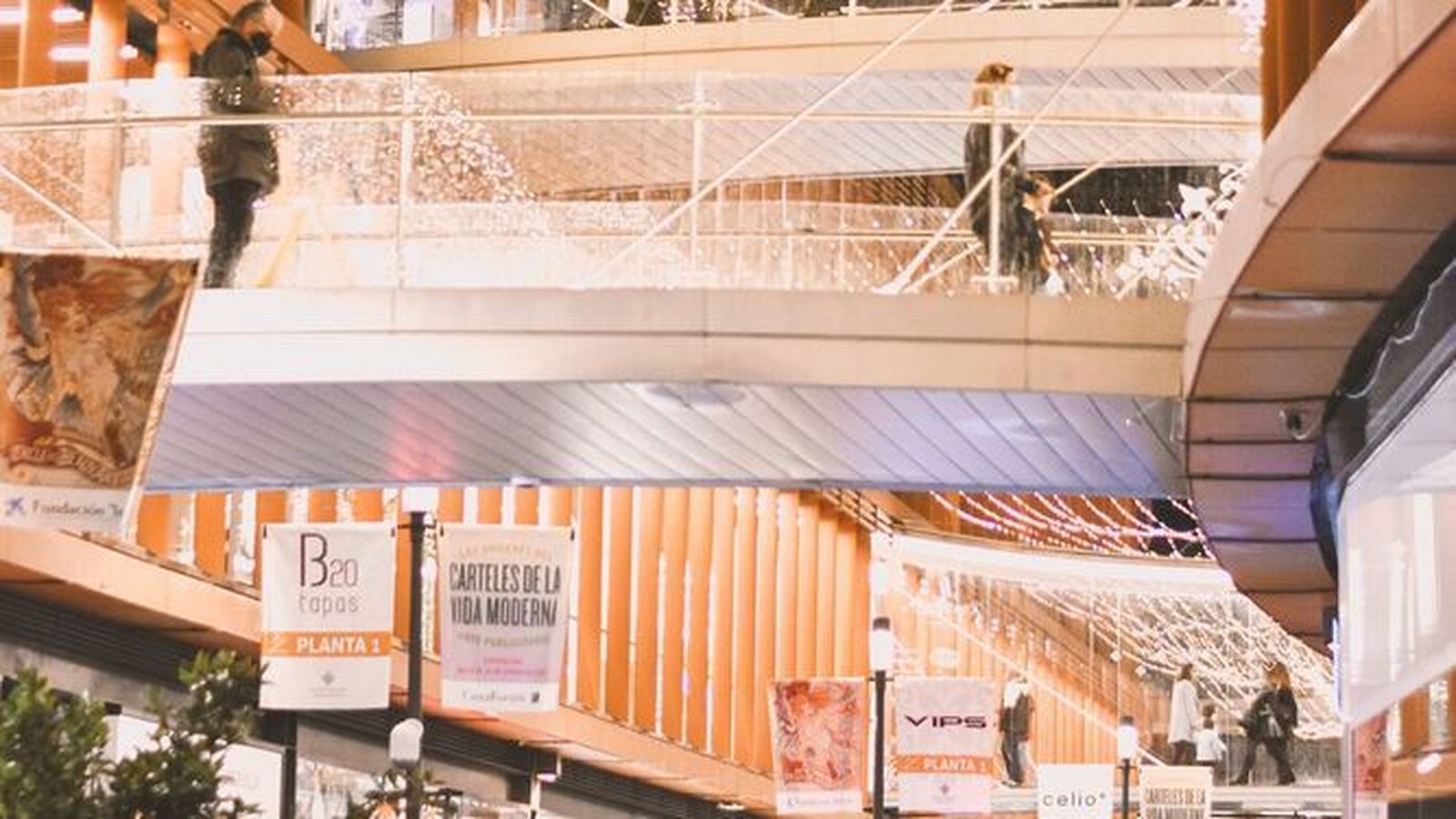 El centro comercial Torre Sevilla ya luce su iluminación navideña.