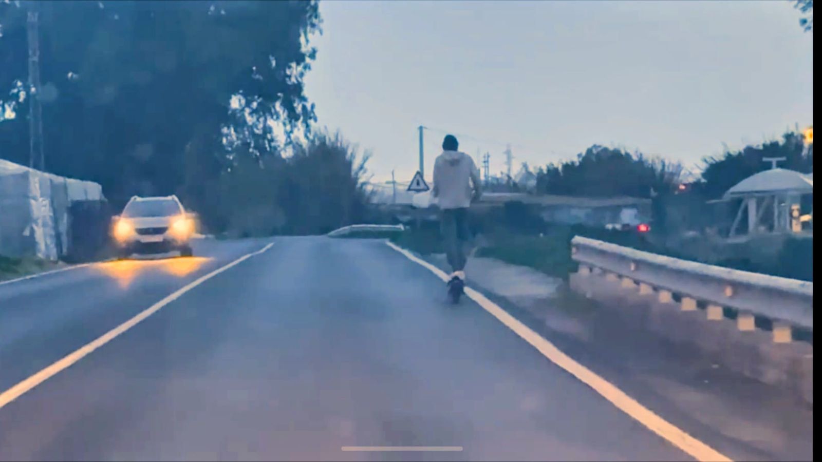 Un hombre circula con su patinete por una vía interurbana de Almería capital.