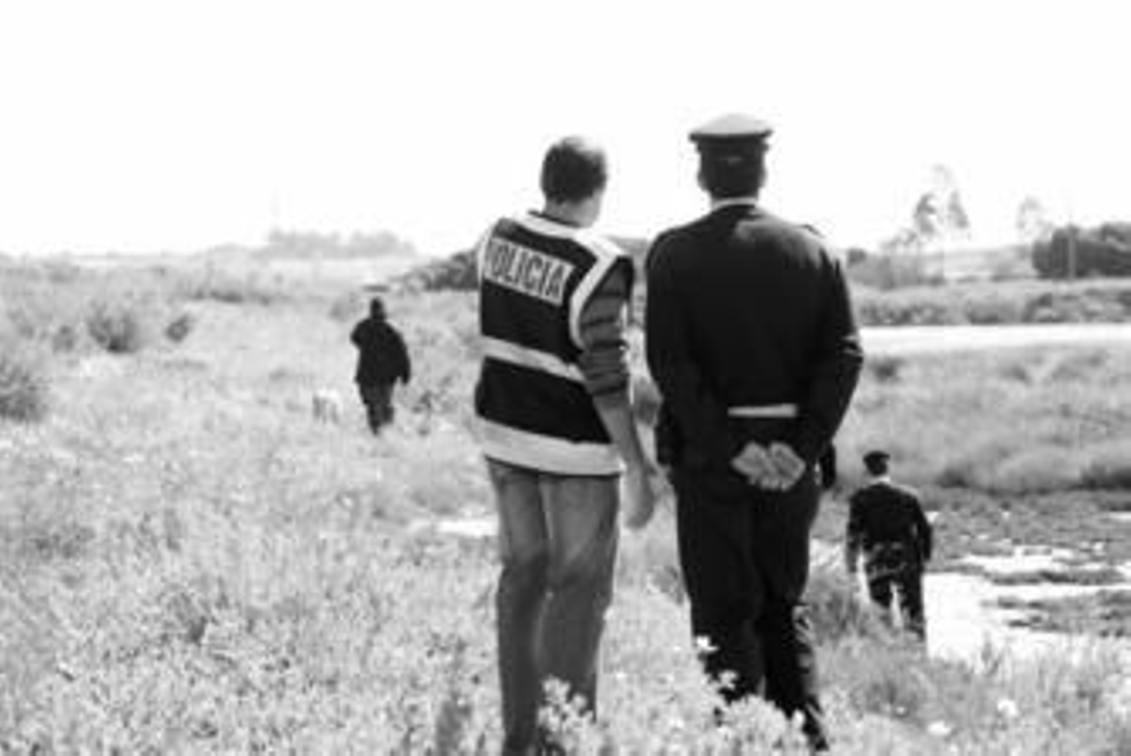 Agentes de la Policía Nacional peinando el Estero del Rincón a los tres días de aparecer el cuerpo de la niña.