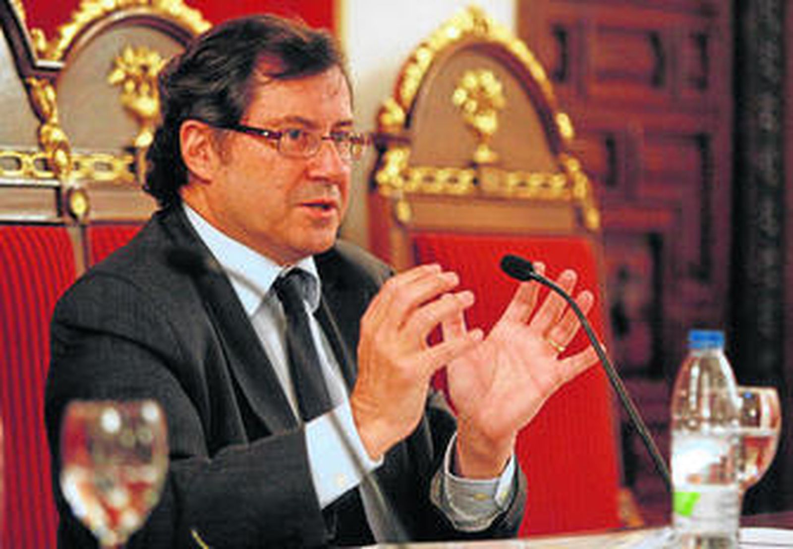 Marius Rubiralta en un momento de su intervención, ayer, en la Facultad de Derecho de la UGR.