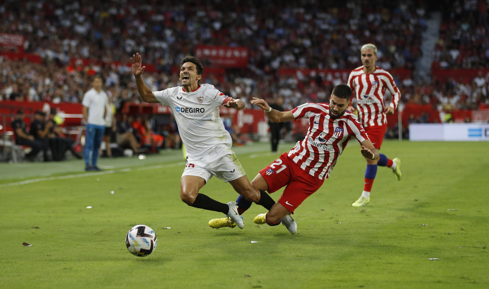 Jesús Navas cae derribado ante Yannick Carrasco en una acción del partido.