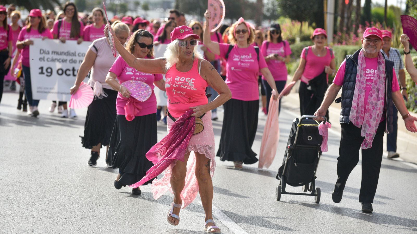 Las fotos de la Marcha contra el cáncer de mama en Algeciras