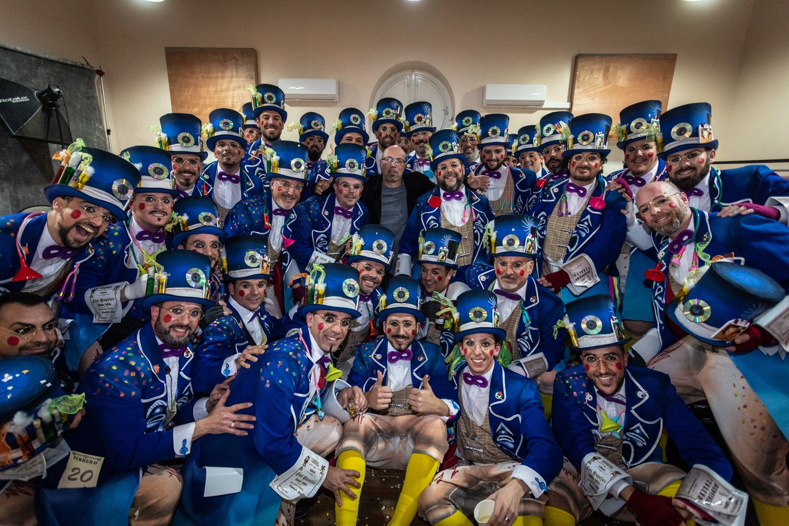 Sergio Molina Franco posa con su coro tras la actuación