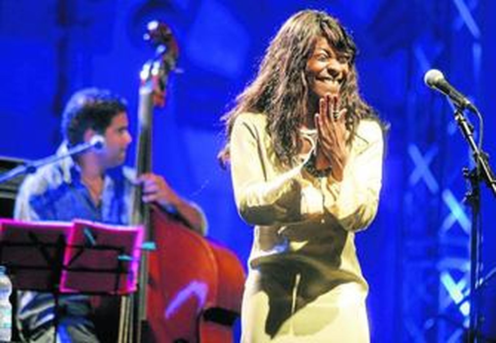 La artista mallorquina de origen guineano se acompañó de su trío de excelentes músicos cubanos: Iván Melón, Dani Noel y Fernando Favier.