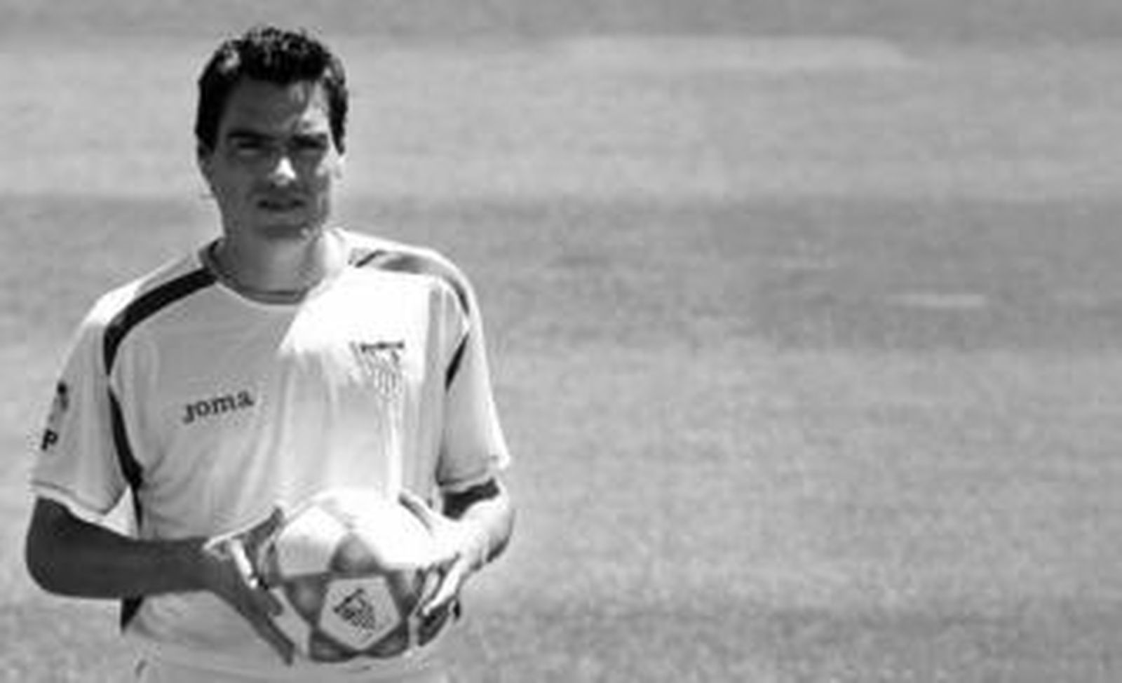 Duscher sonríe mientras posa para los fotógrafos en el césped del Sánchez-Pizjuán.