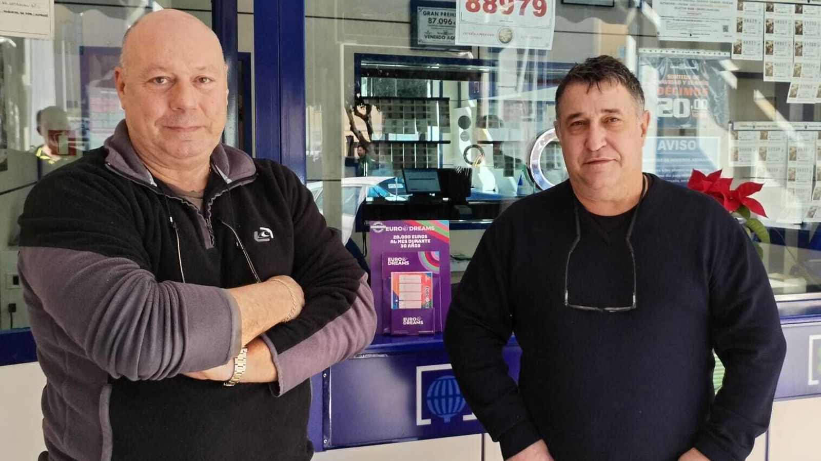 Loteros de la Administración de Gravina 15 de Roquetas, que han repartido El Gordo y un quinto premio.