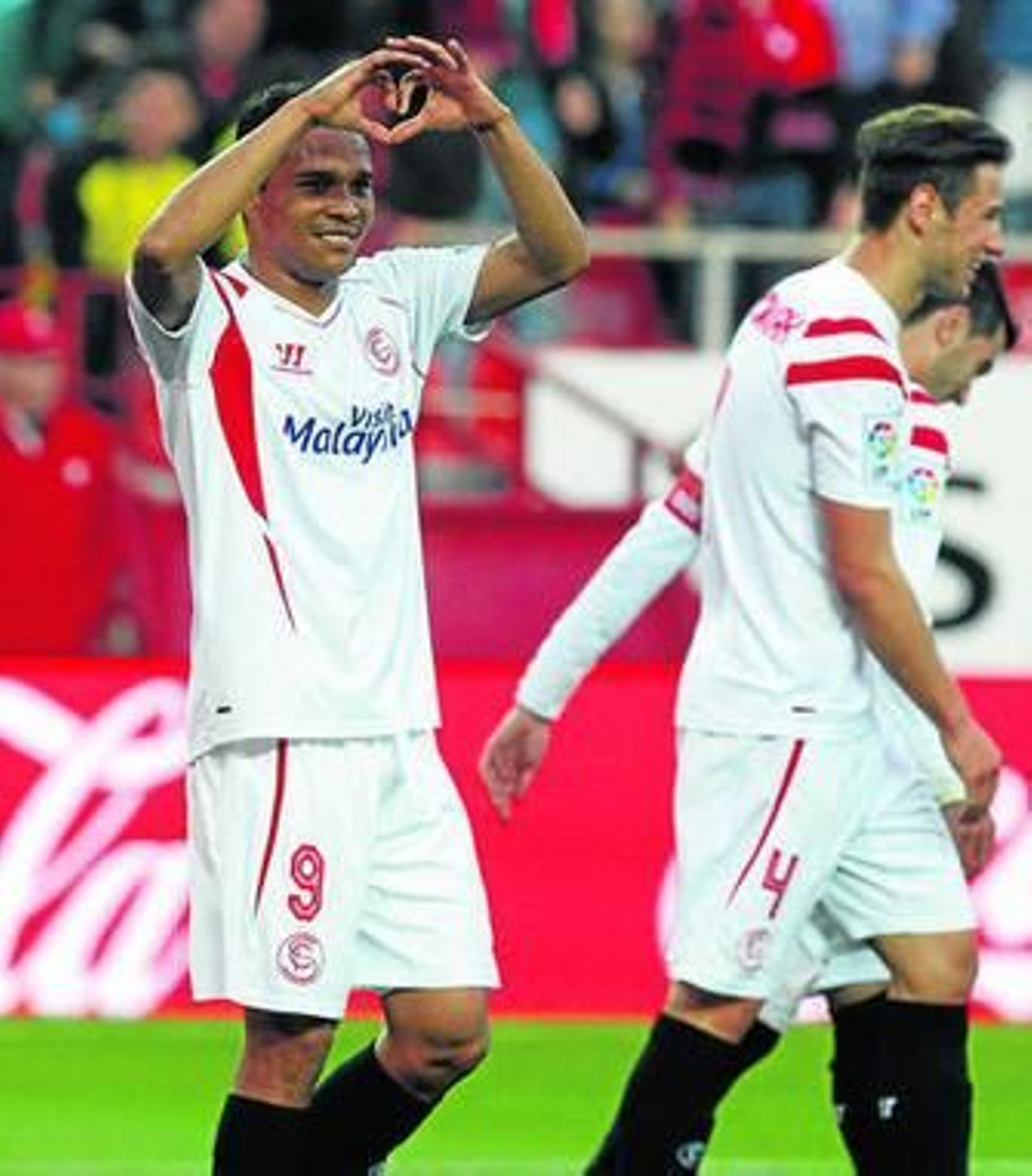 Bacca celebra haciendo la figura del corazón uno de sus dos goles al Elche.