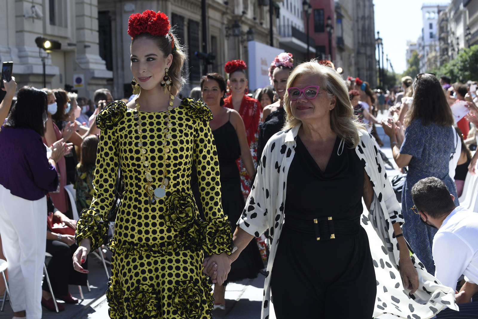 El desfile de moda flamenca de la Avenida de la Constitución, en imágenes