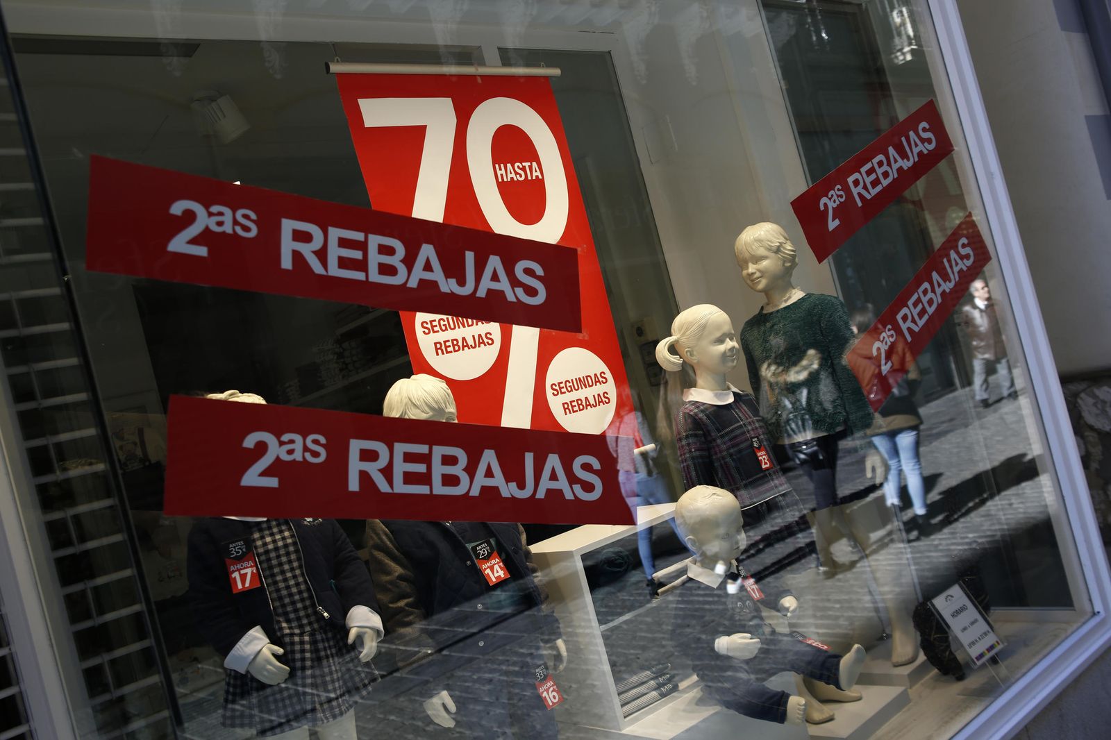 Escaparate con los descuentos de la campaña de rebajas.