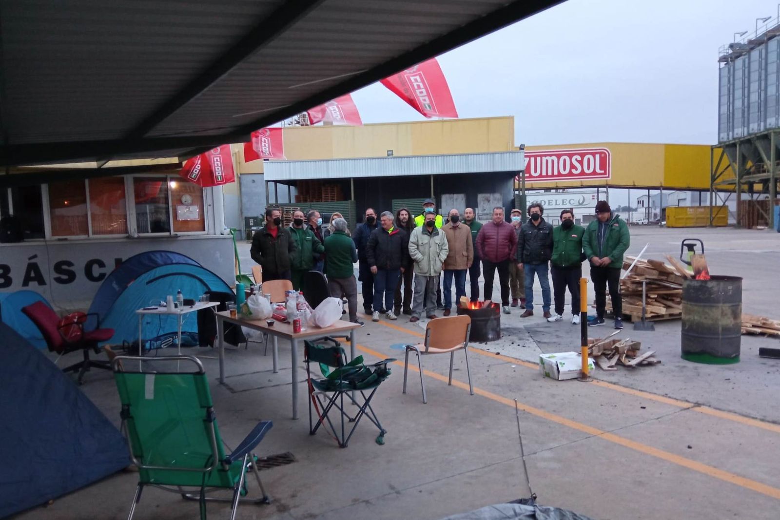 Acampada de los trabajadores de Zumosol este invierno.