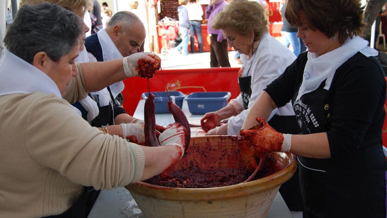 Chacineras haciendo chorizos.