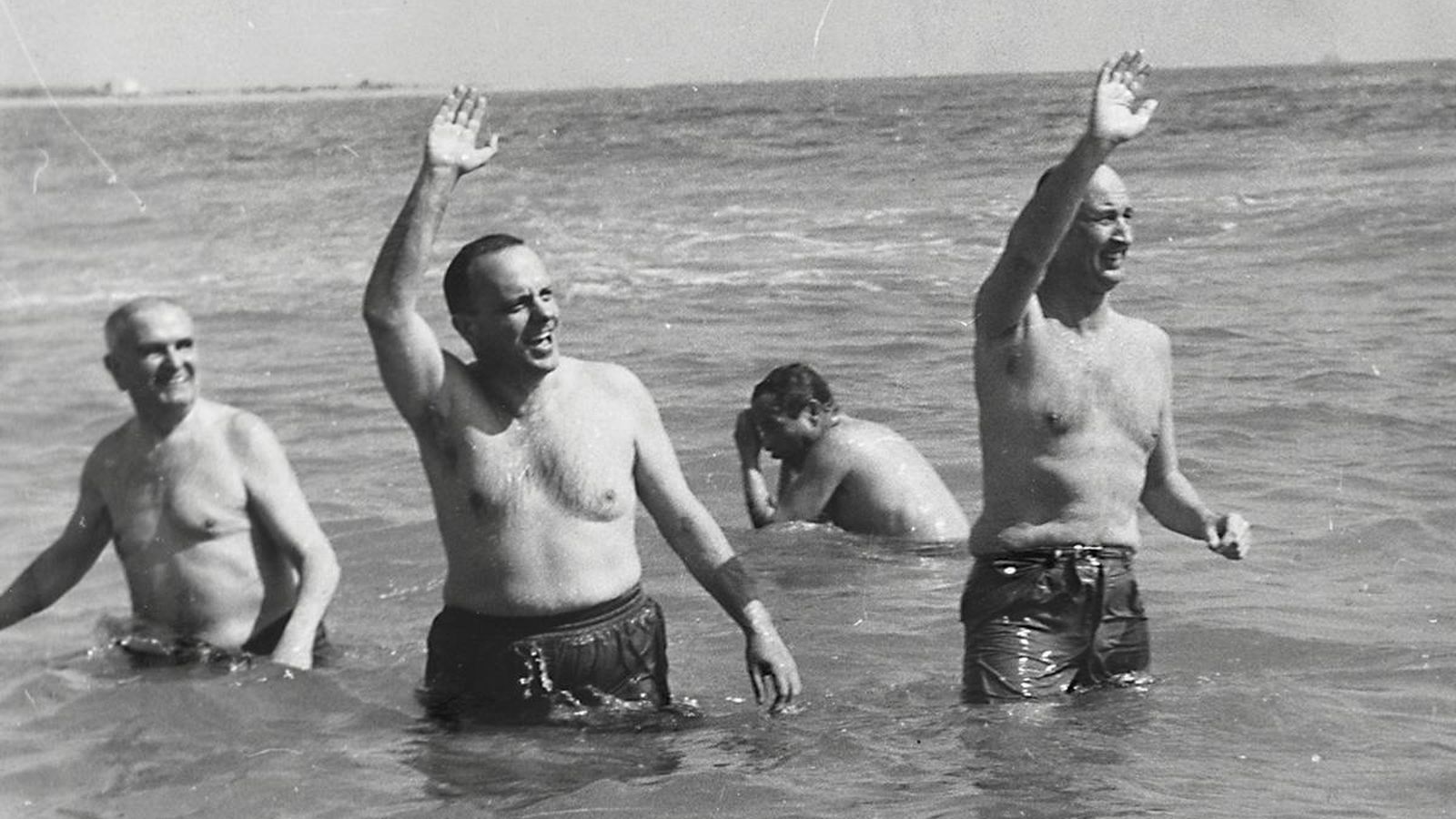 Manuel Fraga durante su famoso baño en Palomares.